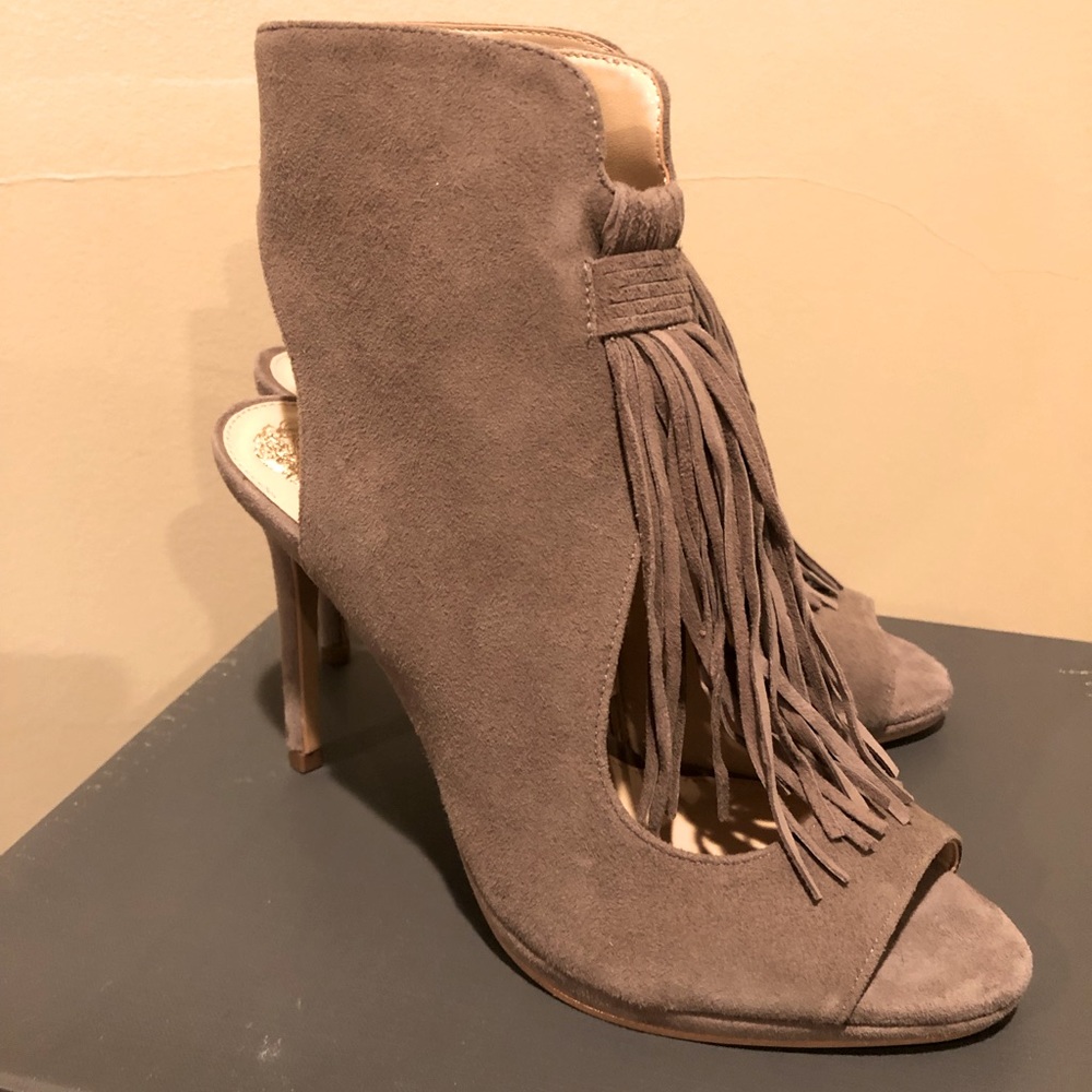 Vince Camuto Suede taupe/stone fringe heel